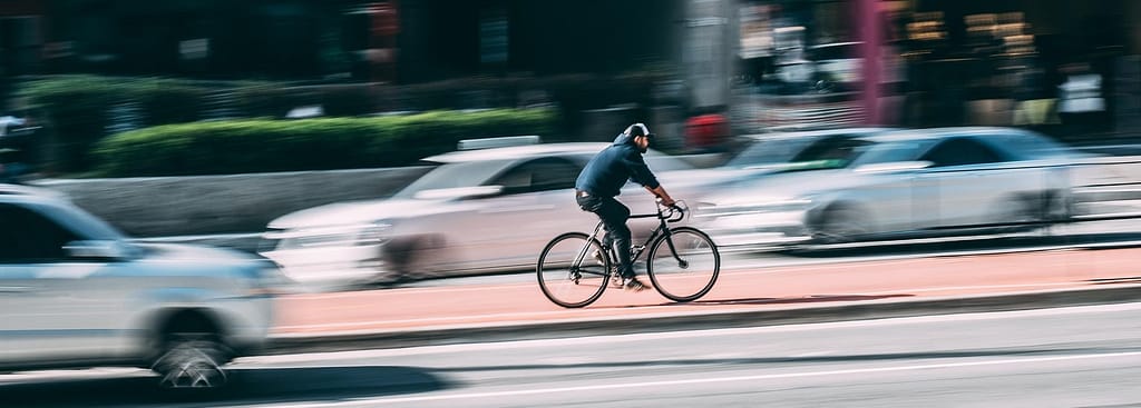 Radfahrer im städtischen Verkehr – Symbolbild für nachhaltige Mobilität und Verkehrswende