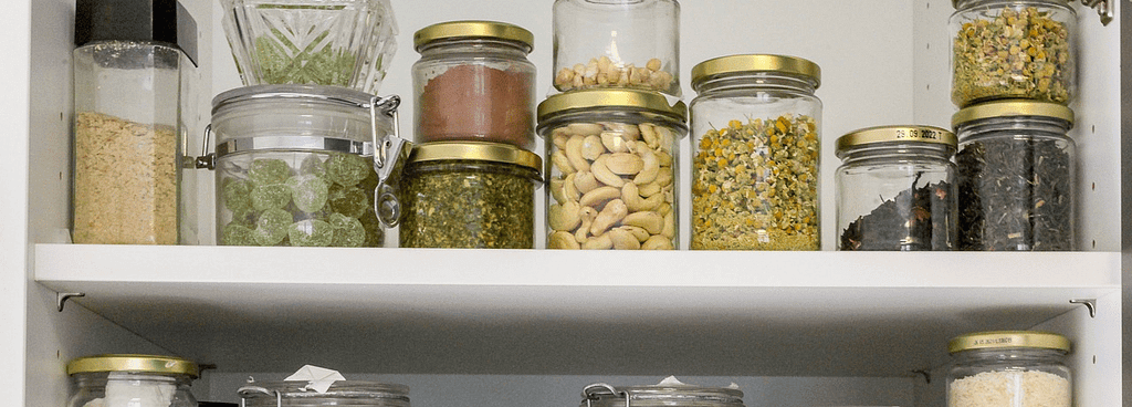 Schrank mit gefüllten Vorratsgläsern