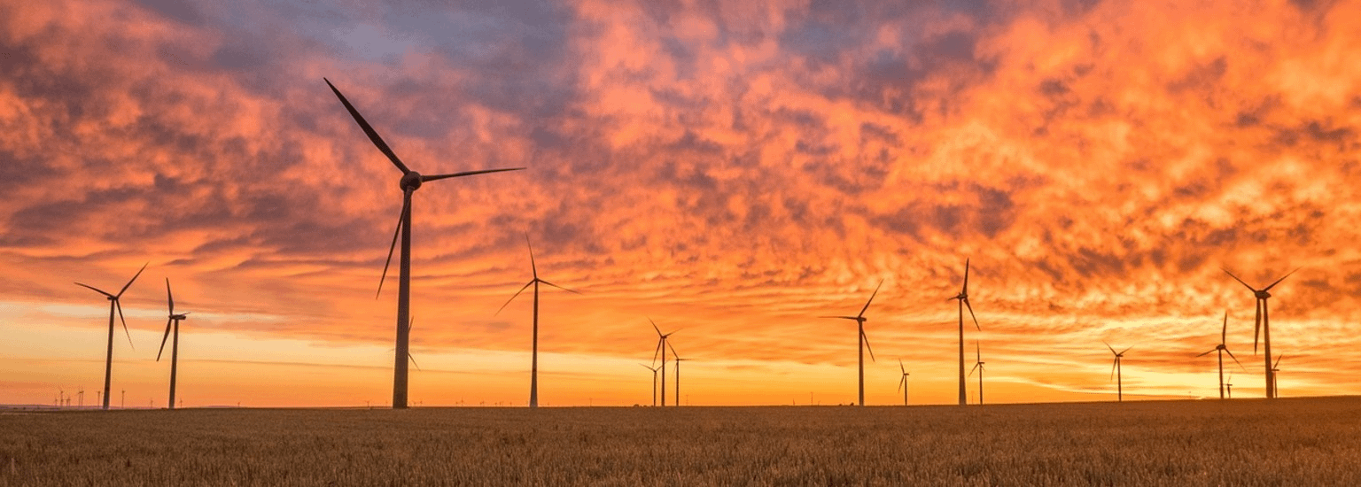 Energie sparen mit Windkraft – Windräder bei Sonnenuntergang