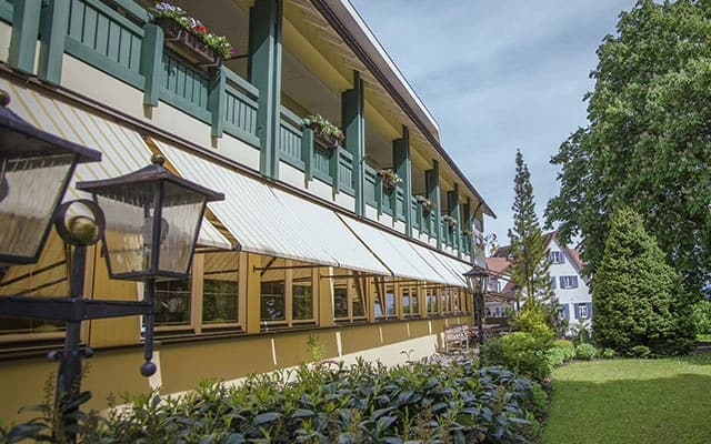 Bio-Hotel mit Holzfassade und grüner Umgebung