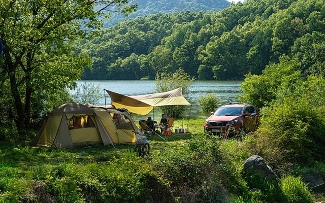 Umweltfreundlich reisen beim Camping am See mit Zelt, Tarp und nachhaltiger Ausrüstung