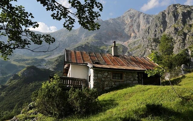 Umweltfreundlich reisen und in einer Eco-Lodge aus Holz mit Solardach mitten in den Alpen übernachten